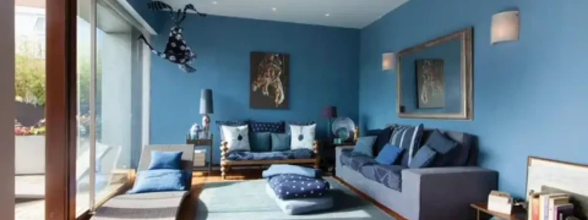 Маленькая спальня: прикроватные решения вместо тумб